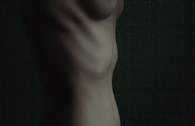 Side-by-side comparison of a client's silhouette before and after using the corset.