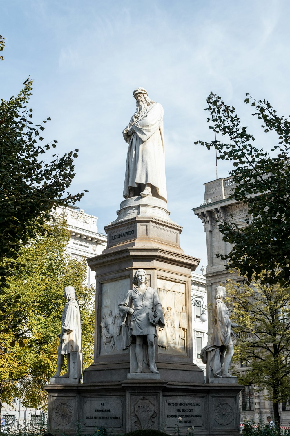 eine Statue eines Mannes, der neben anderen Statuen steht