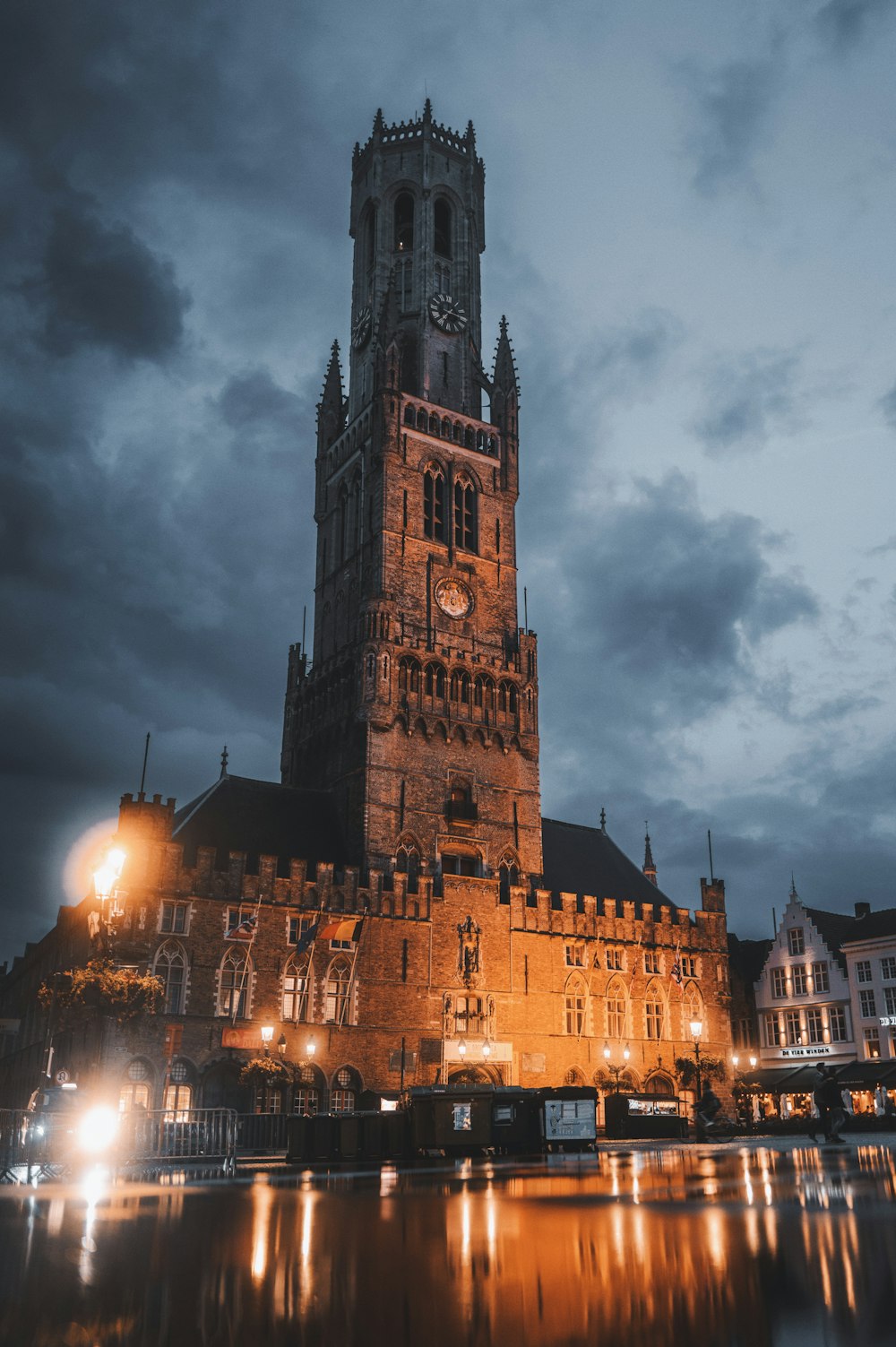 una gran torre de reloj que se eleva sobre una ciudad por la noche