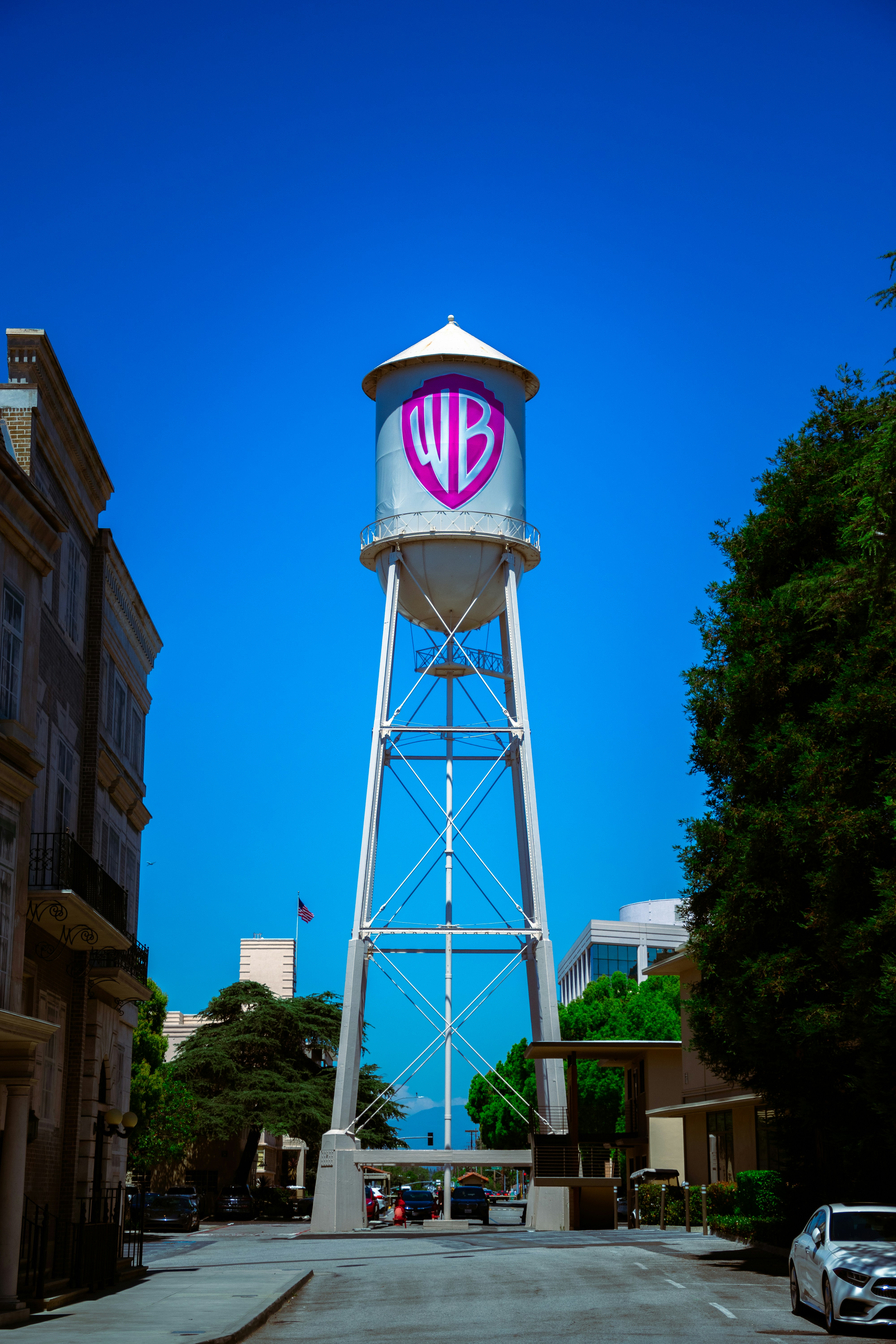 un'alta torre dell'acqua seduta sul ciglio di una strada