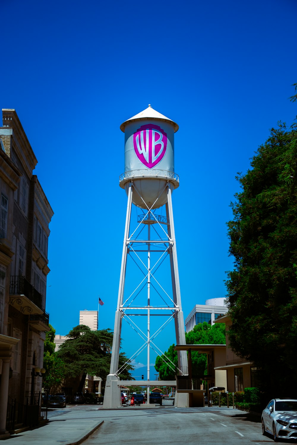 una alta torre de agua sentada al costado de una carretera