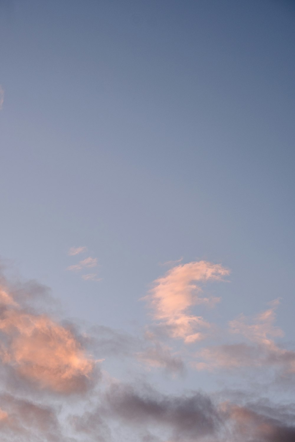 un avión volando en el cielo con nubes