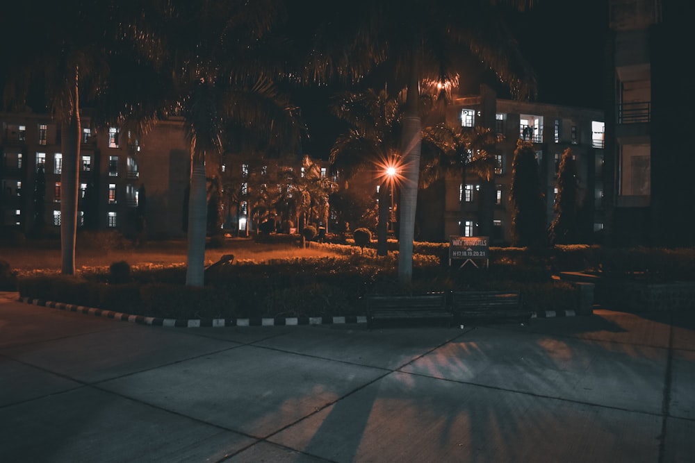 uma cena noturna de um prédio e uma luz de rua