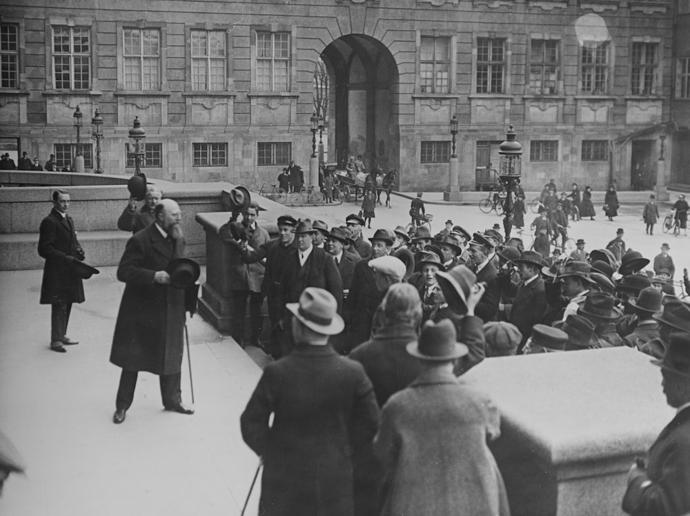 a crowd of people standing in front of a building