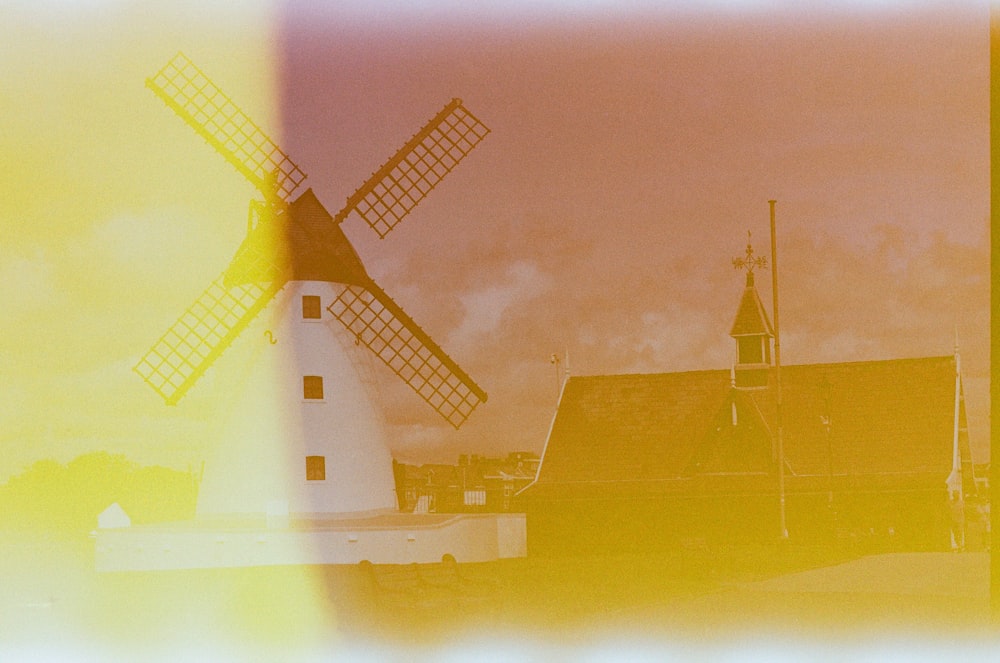 Ein Bild von einer Windmühle und einem Gebäude