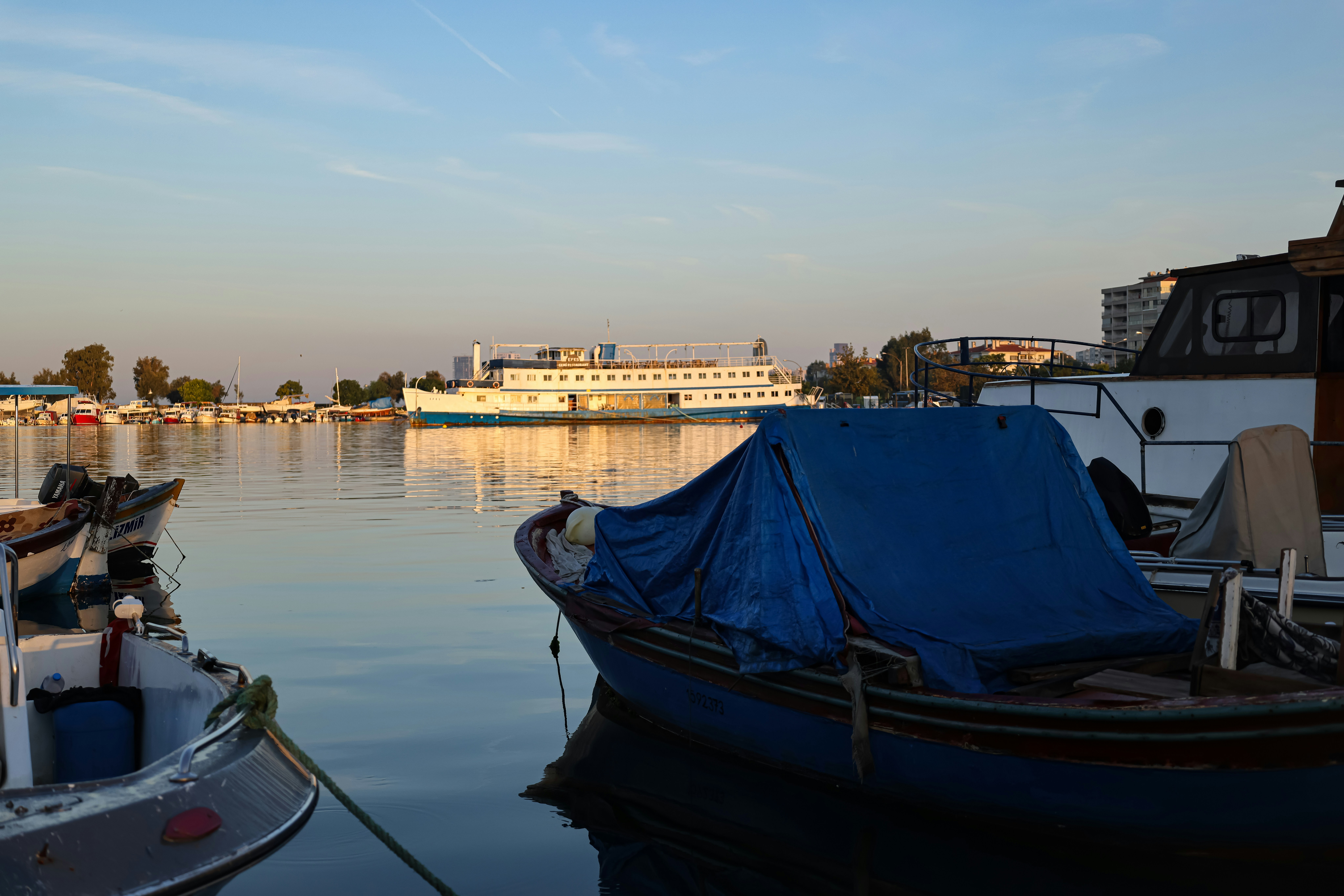 Bote de pesca al amanecer, referencia visual al tema del juego