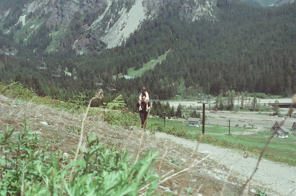 una persona che cammina su un sentiero in montagna