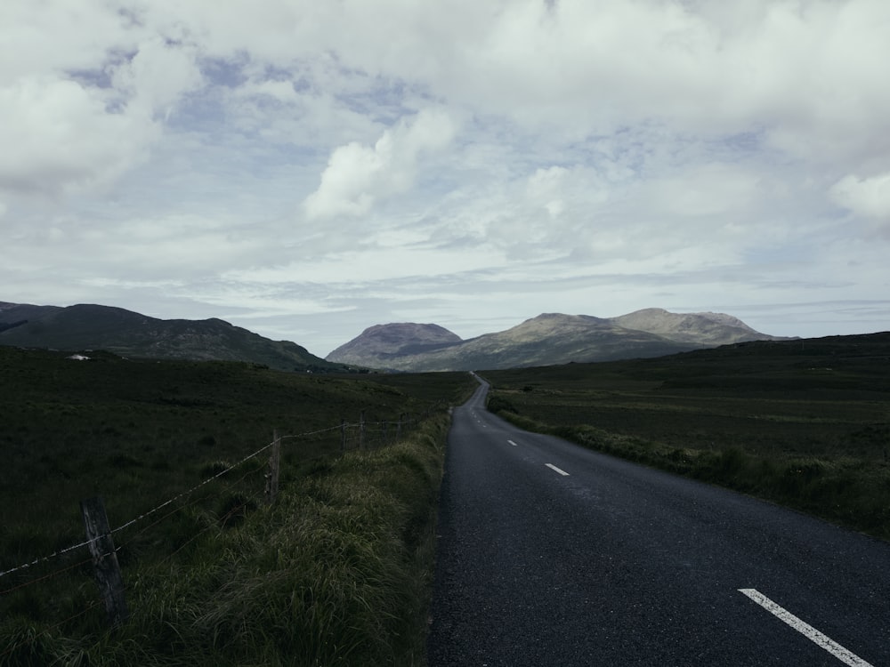 Un camino vacío en medio de la nada