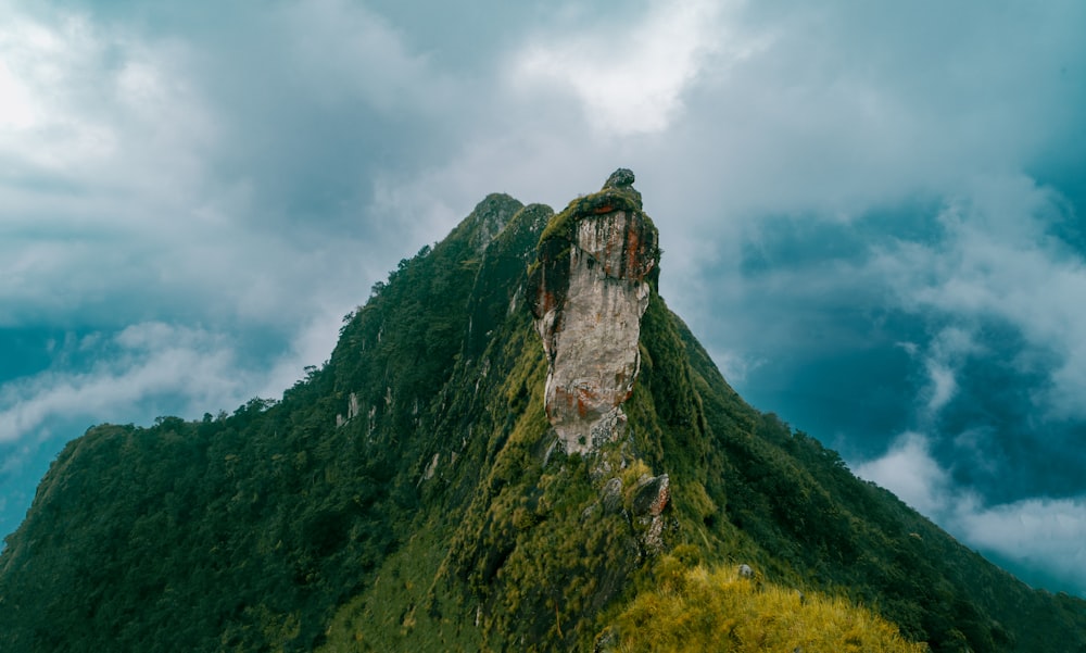 una montaña muy alta con un fondo de cielo