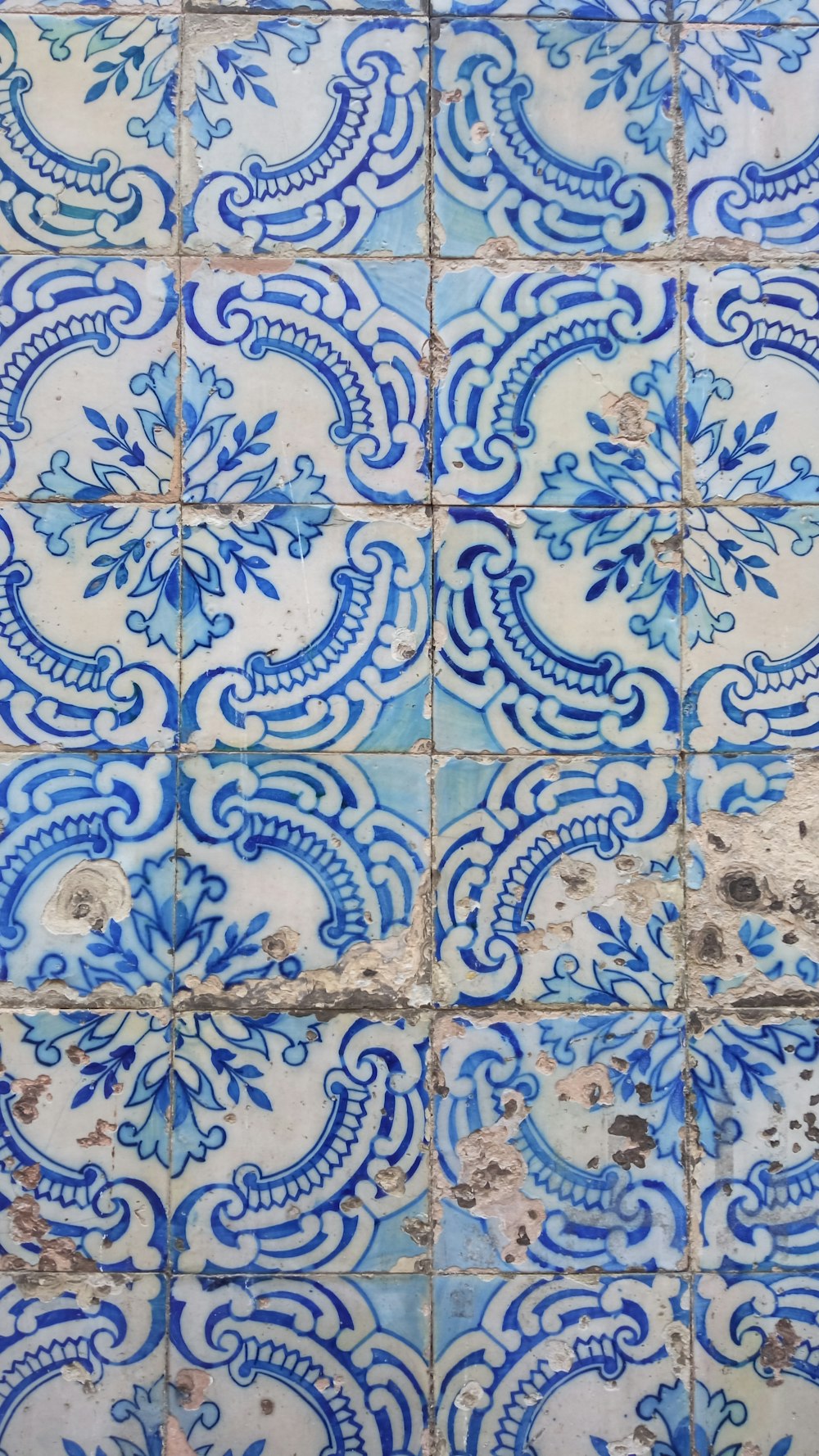 a blue and white tile with a pattern on it