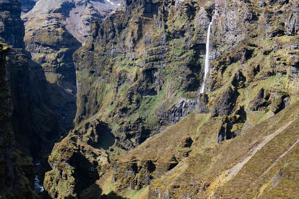 Blick auf einen Berg mit einem Wasserfall in der Mitte