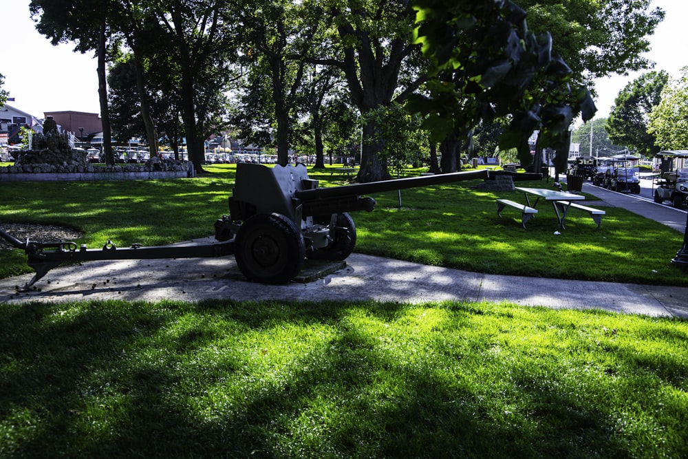 um canhão sentado no meio de um parque