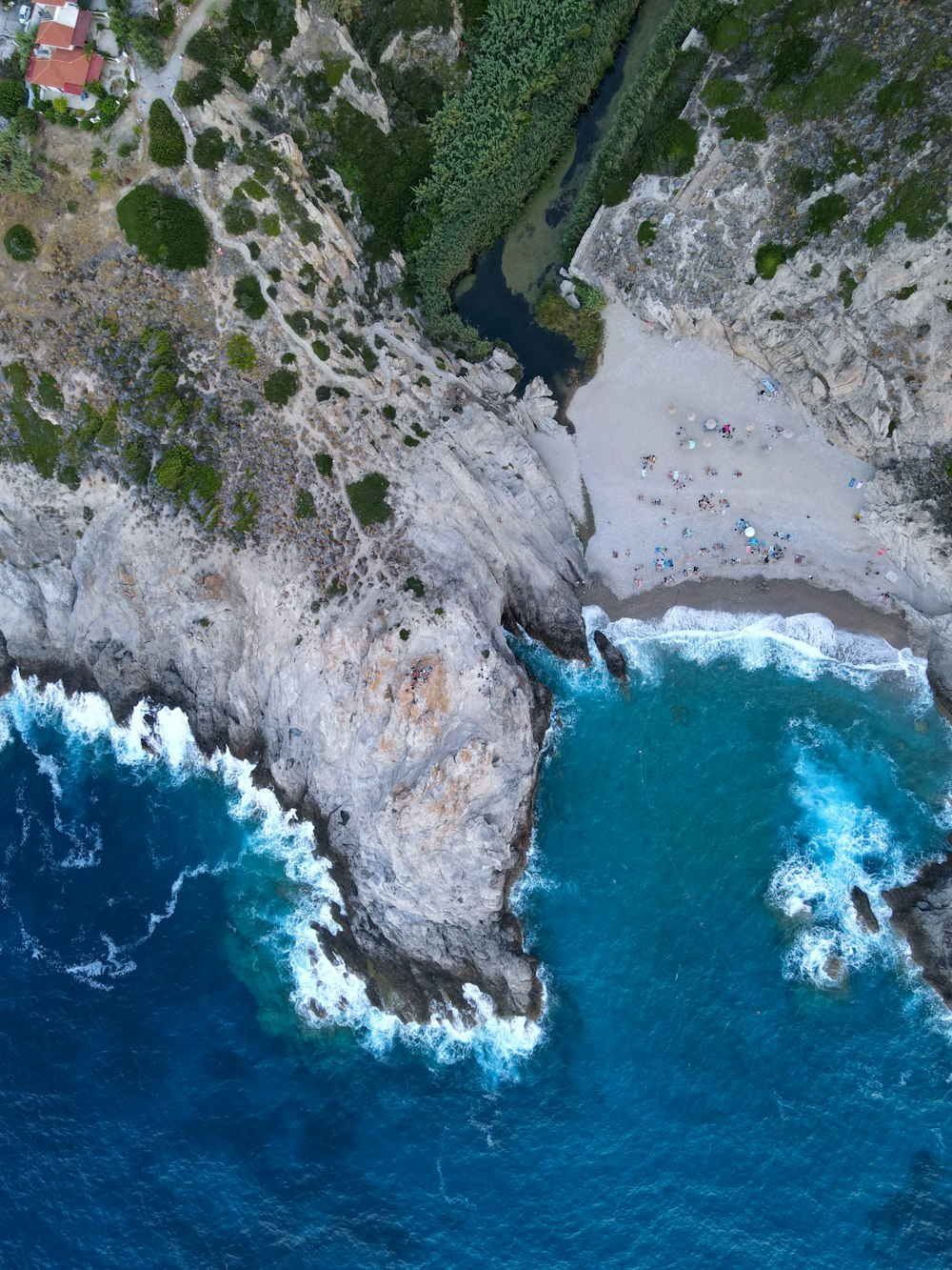 Una vista de pájaro de una costa rocosa