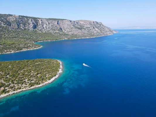 An aerial view of a boat in a body of water — Samos, Greece