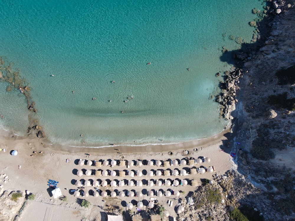 Una veduta aerea di una spiaggia con molti ombrelloni