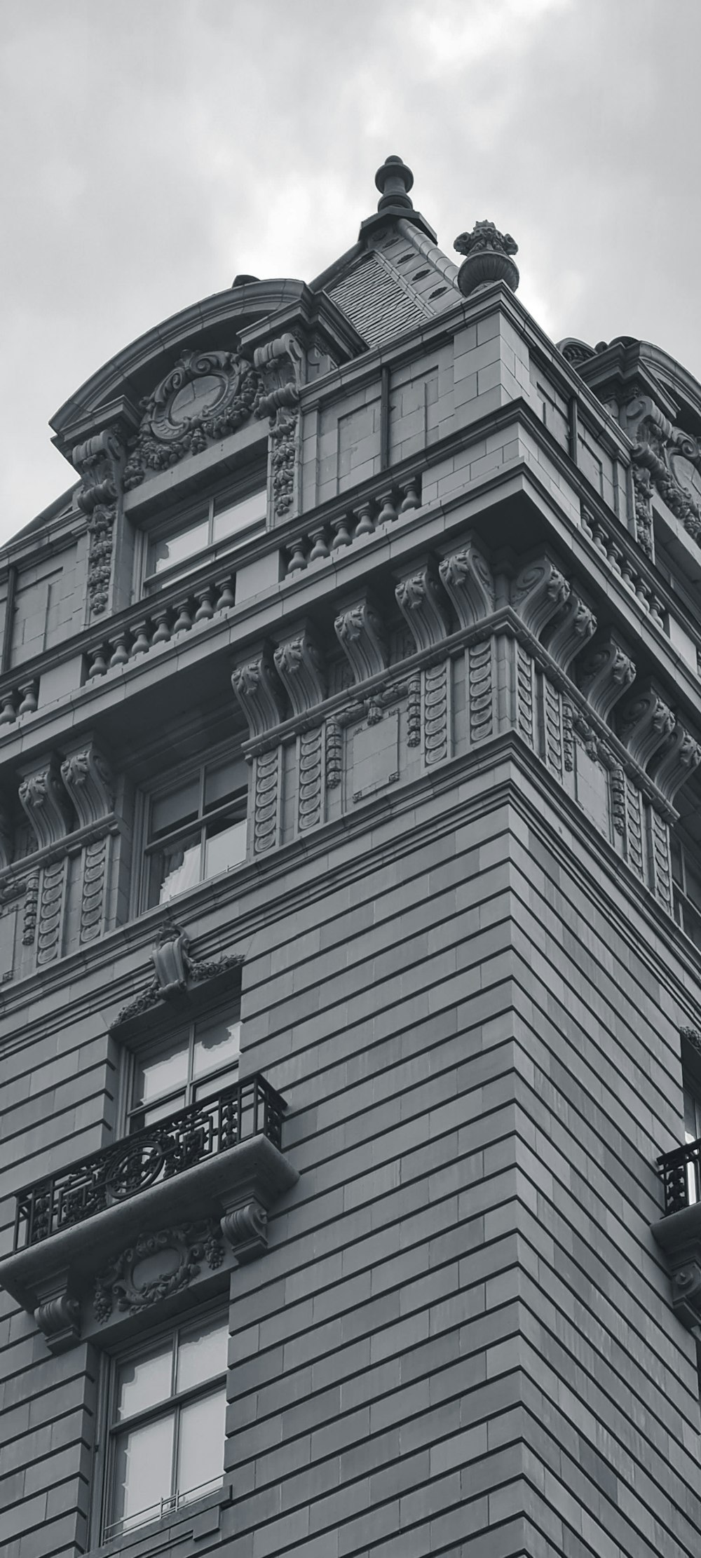 Una foto en blanco y negro de un edificio alto