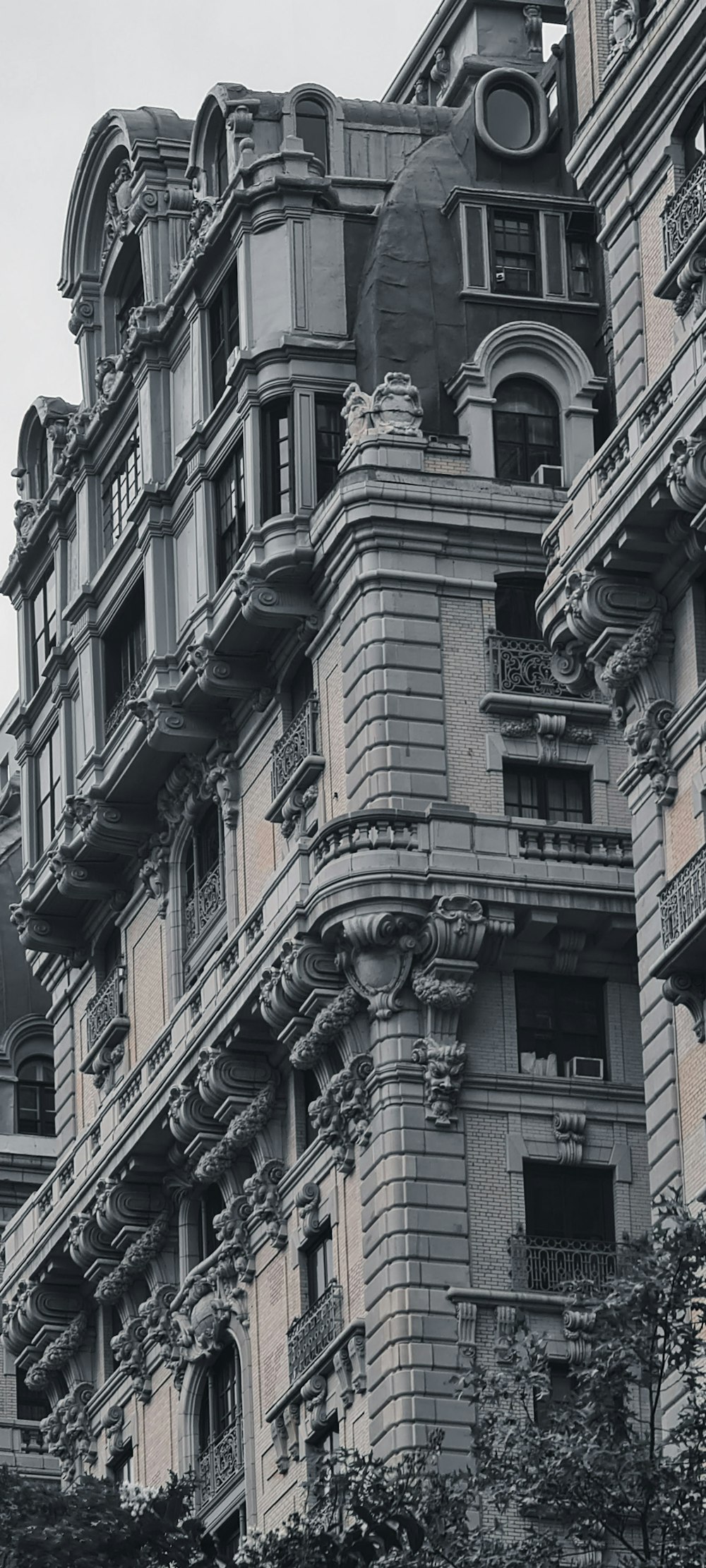 Una foto en blanco y negro de un edificio antiguo