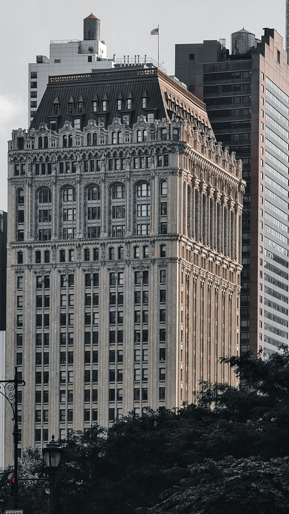 un edificio molto alto con un orologio in cima