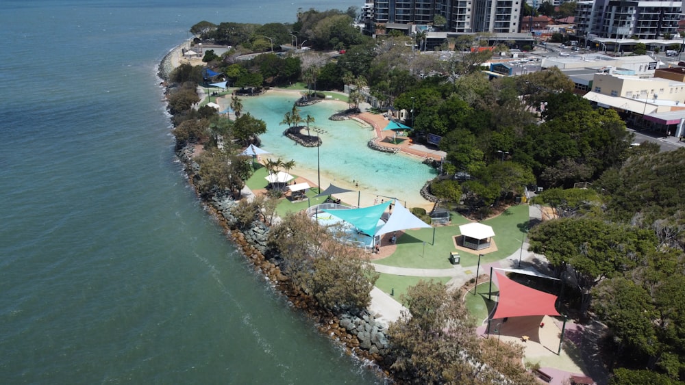 Vista aérea de um resort com piscina