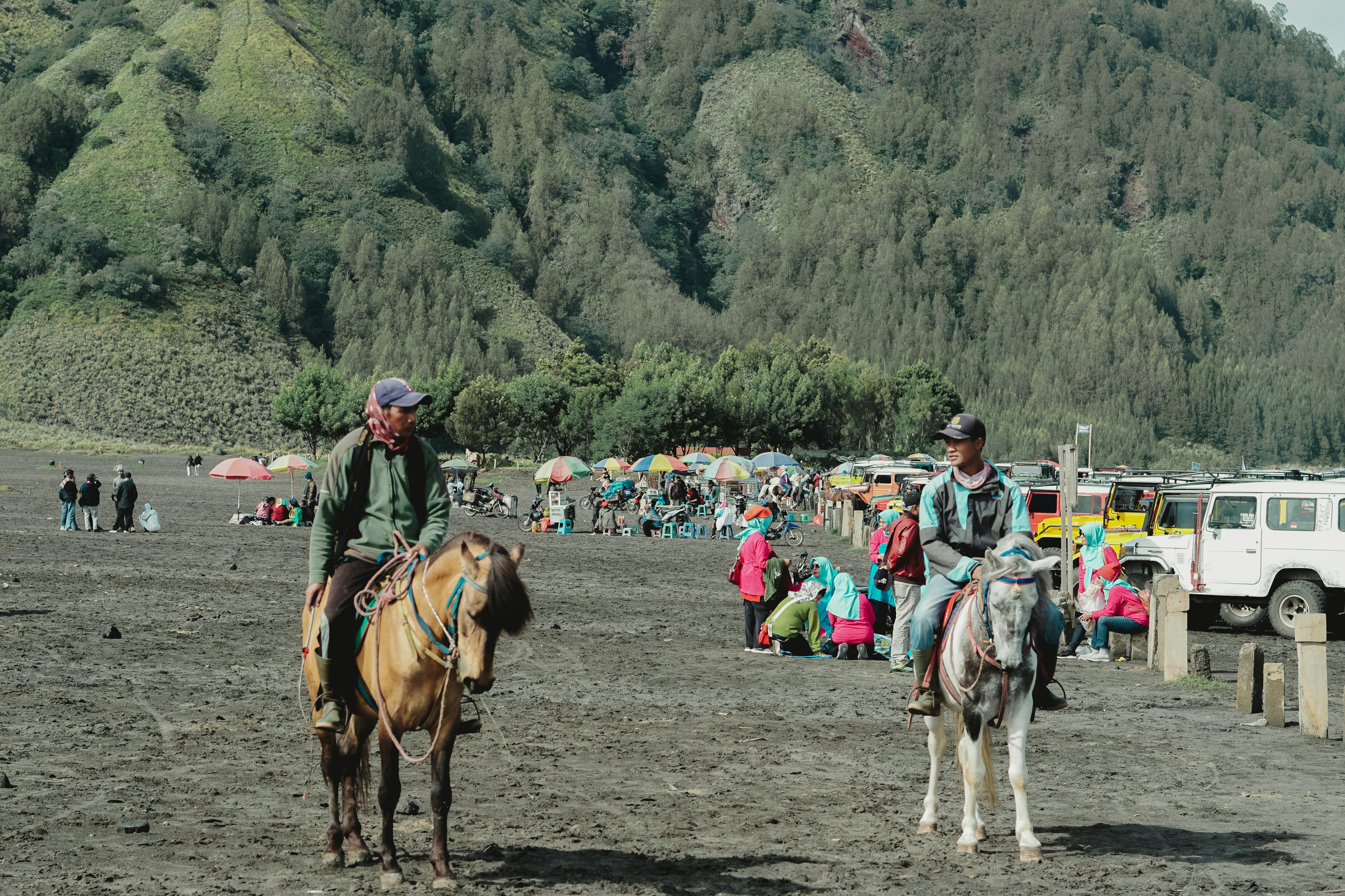 um casal de pessoas montado no lombo de cavalos