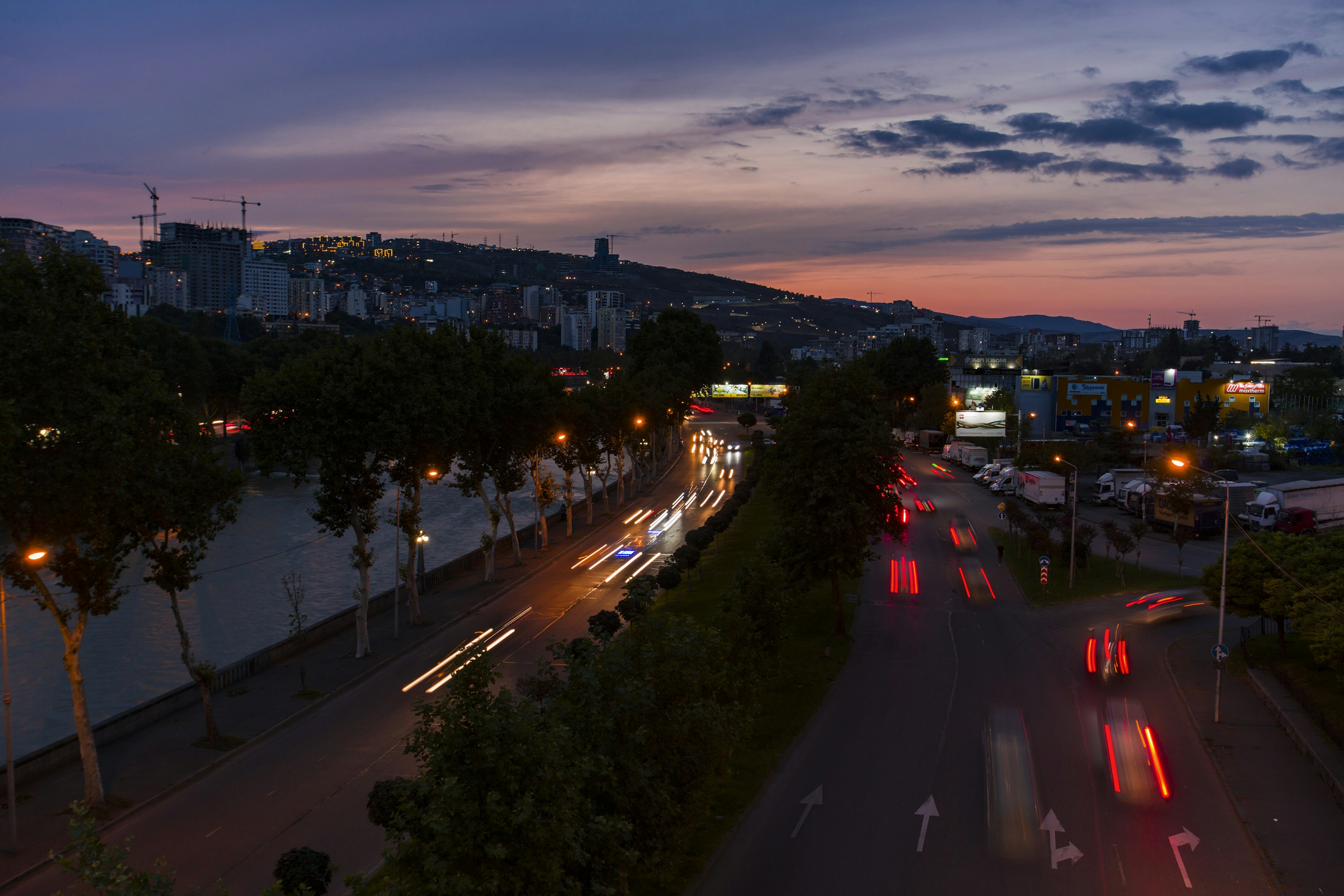 Uma vista de uma rua da cidade ao entardecer foto – Imagem grátis sobre  Papel de parede na Unsplash, image size:3000x2000