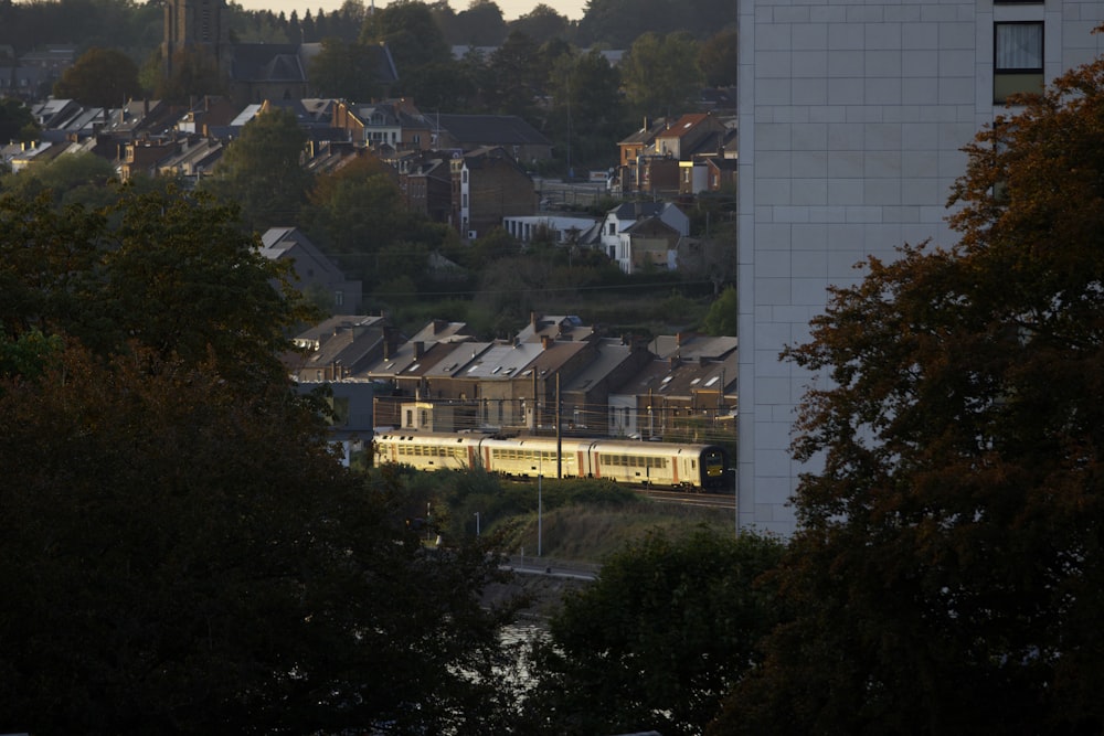 a train traveling through a city next to tall buildings