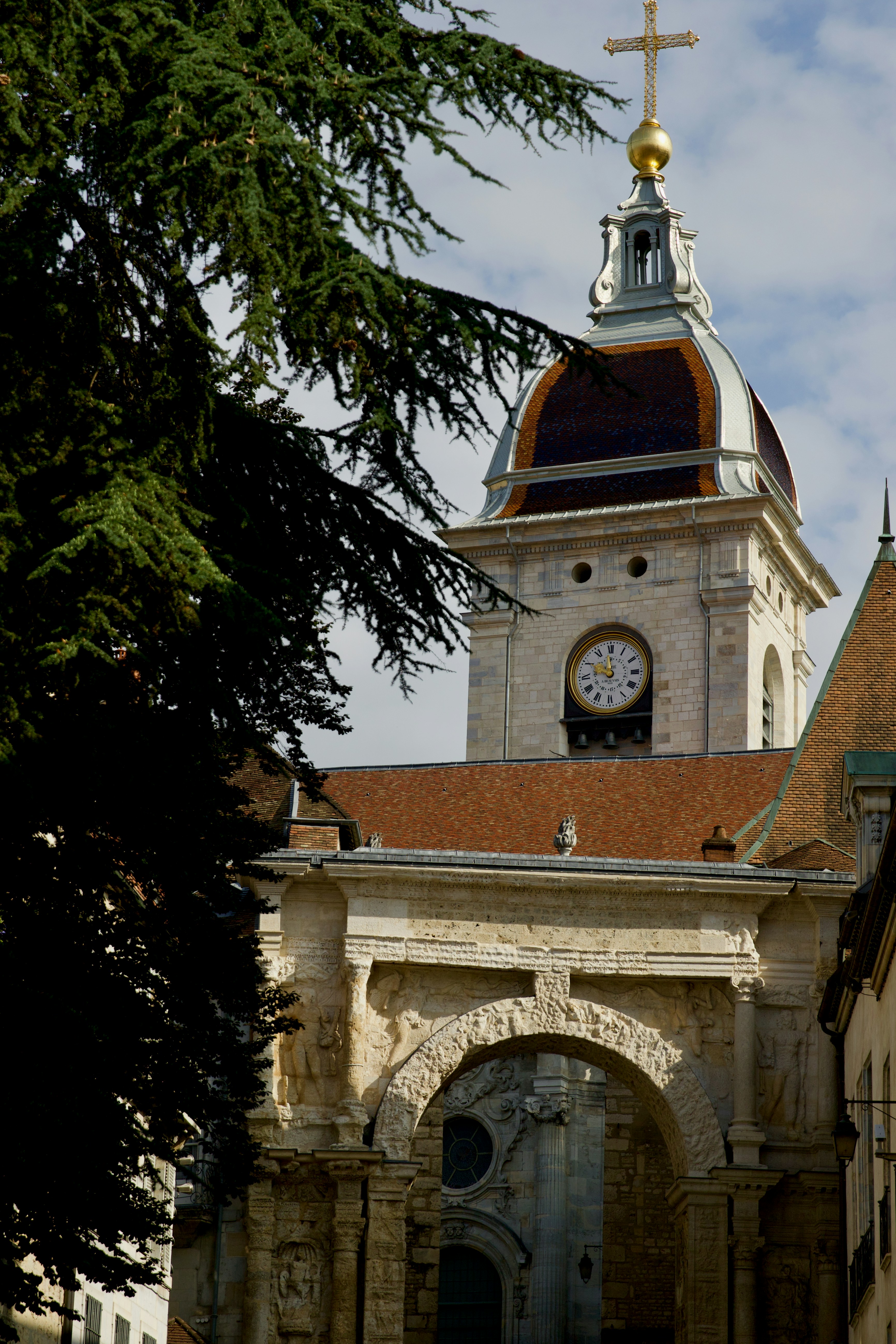 Un grand bâtiment à tour d’horloge à Besançon