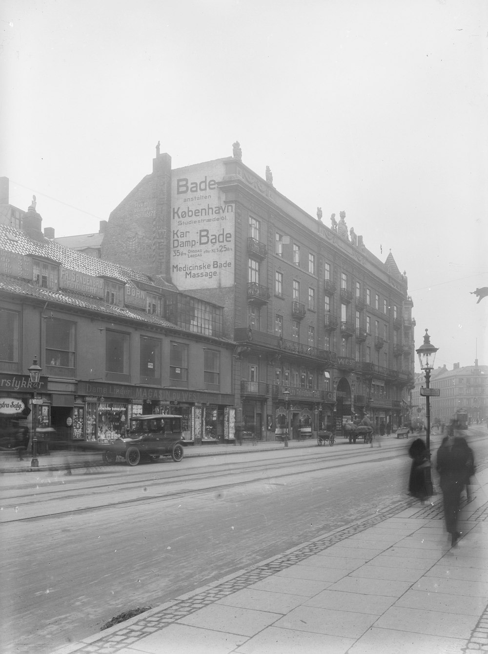 a black and white photo of a city street