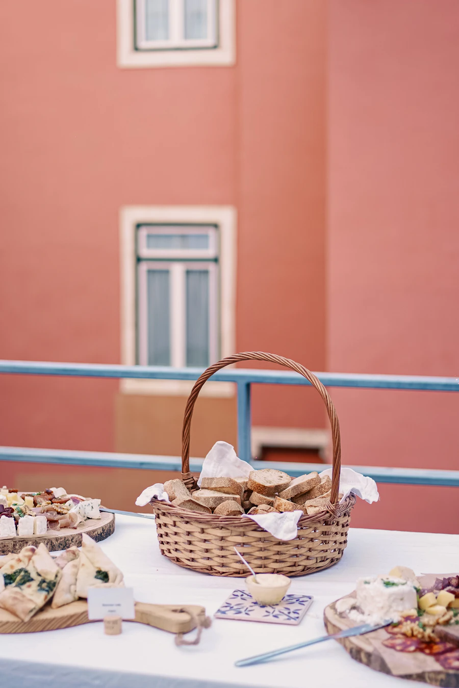 Mesa com produtos gastronómicos portugueses