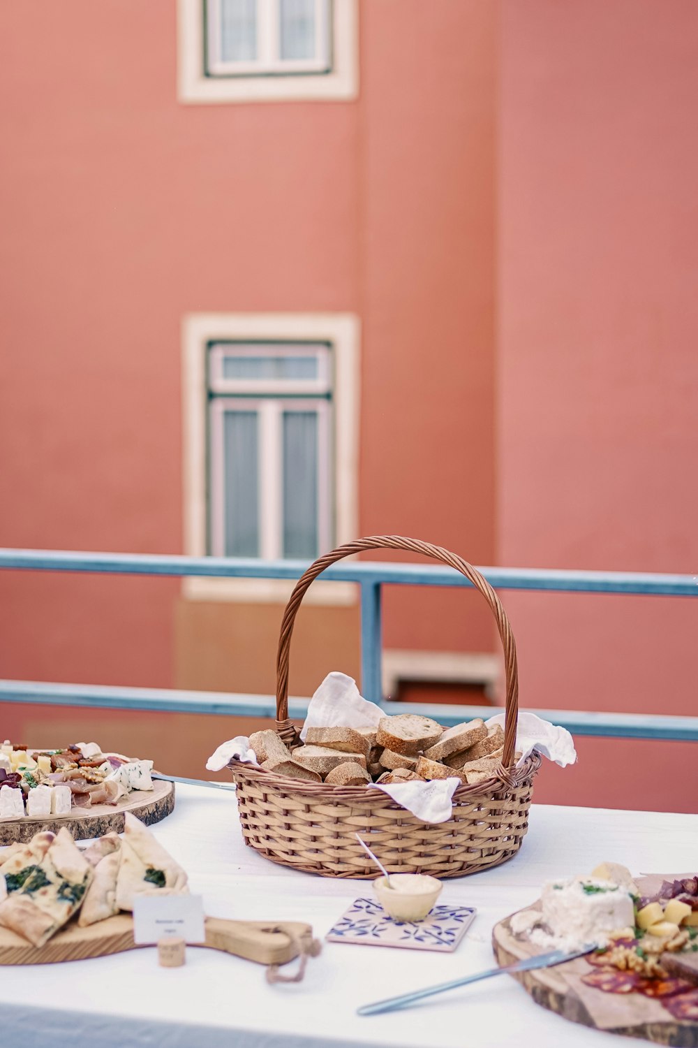 una mesa con una canasta de comida