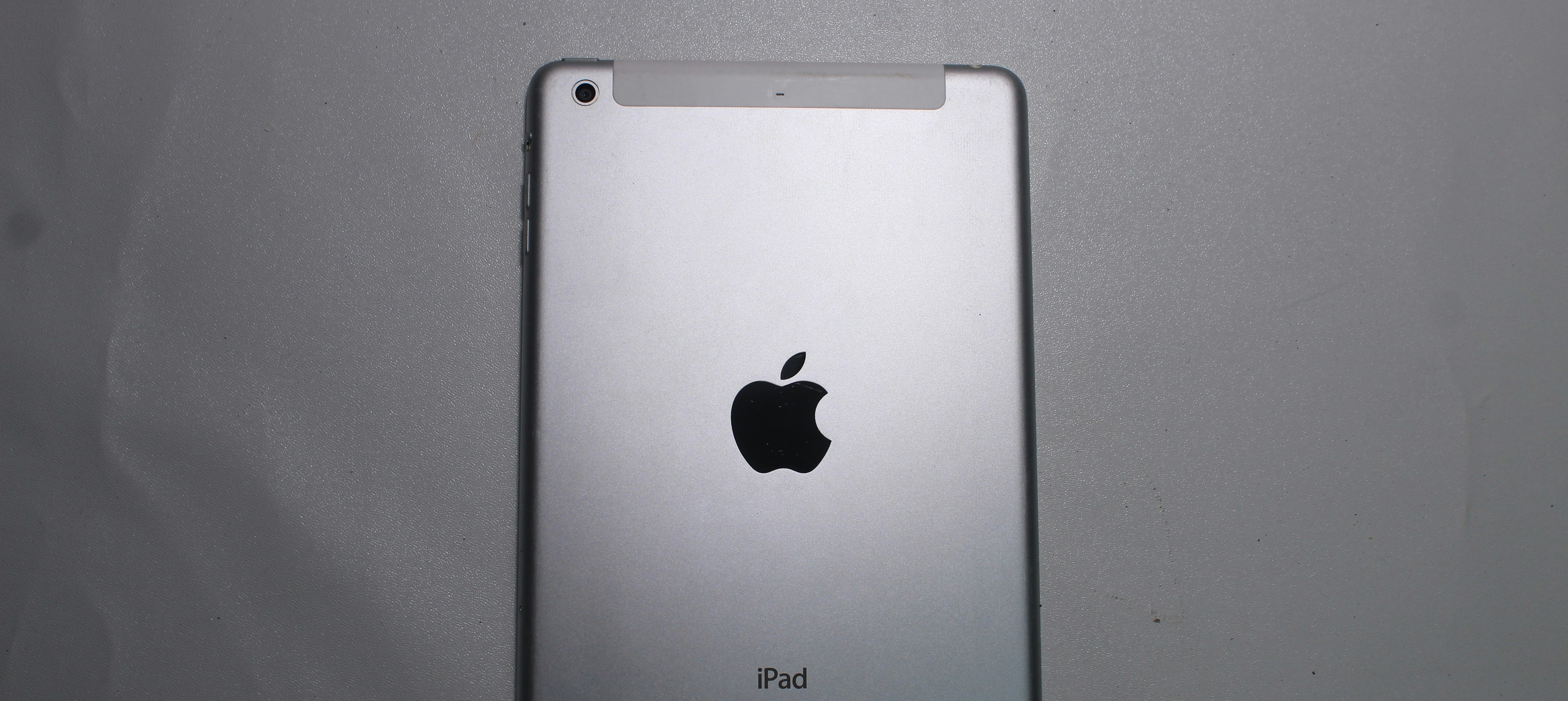 Ein silbernes iPad sitzt auf einem Tisch