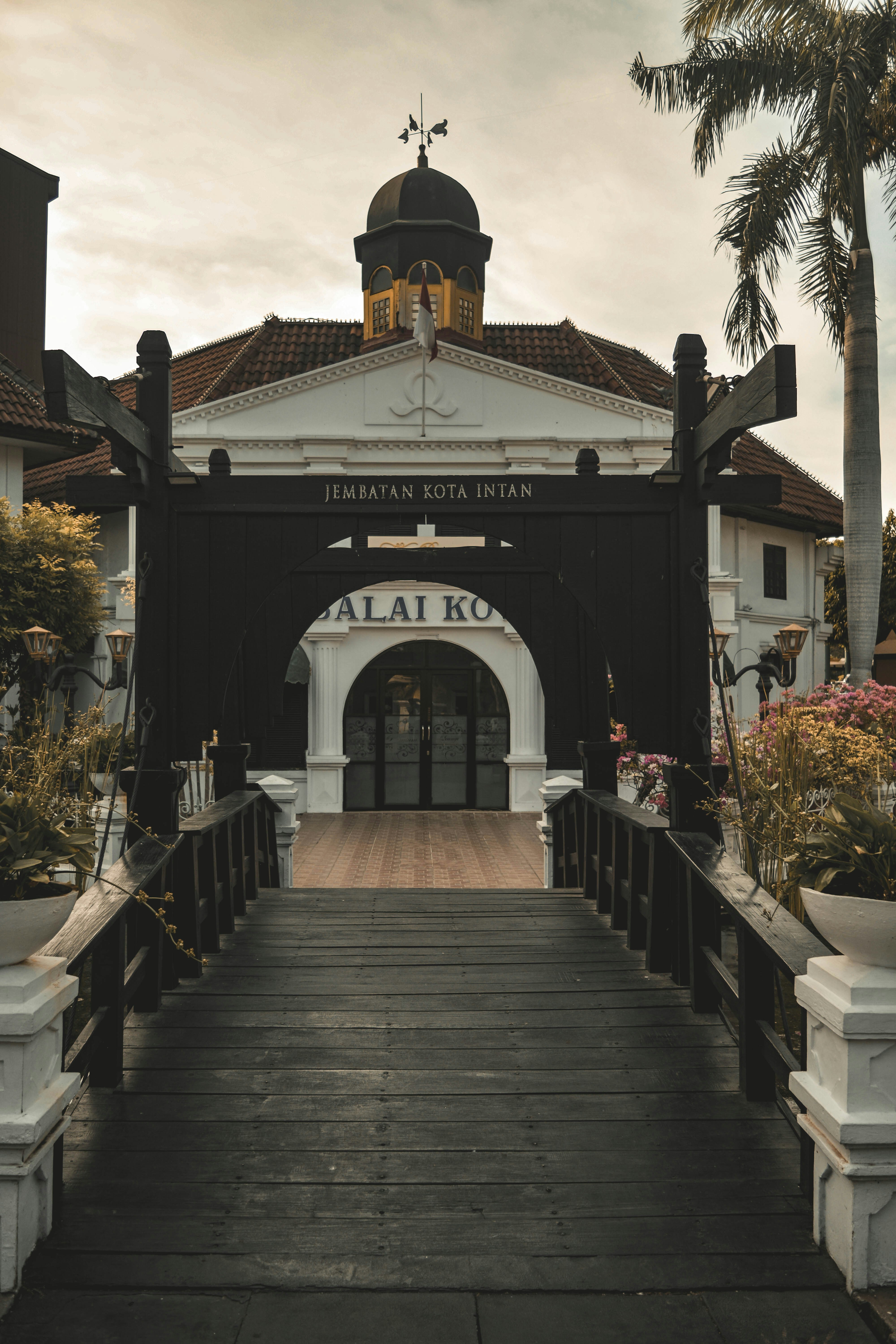 Sebuah bangunan hitam putih dengan menara jam