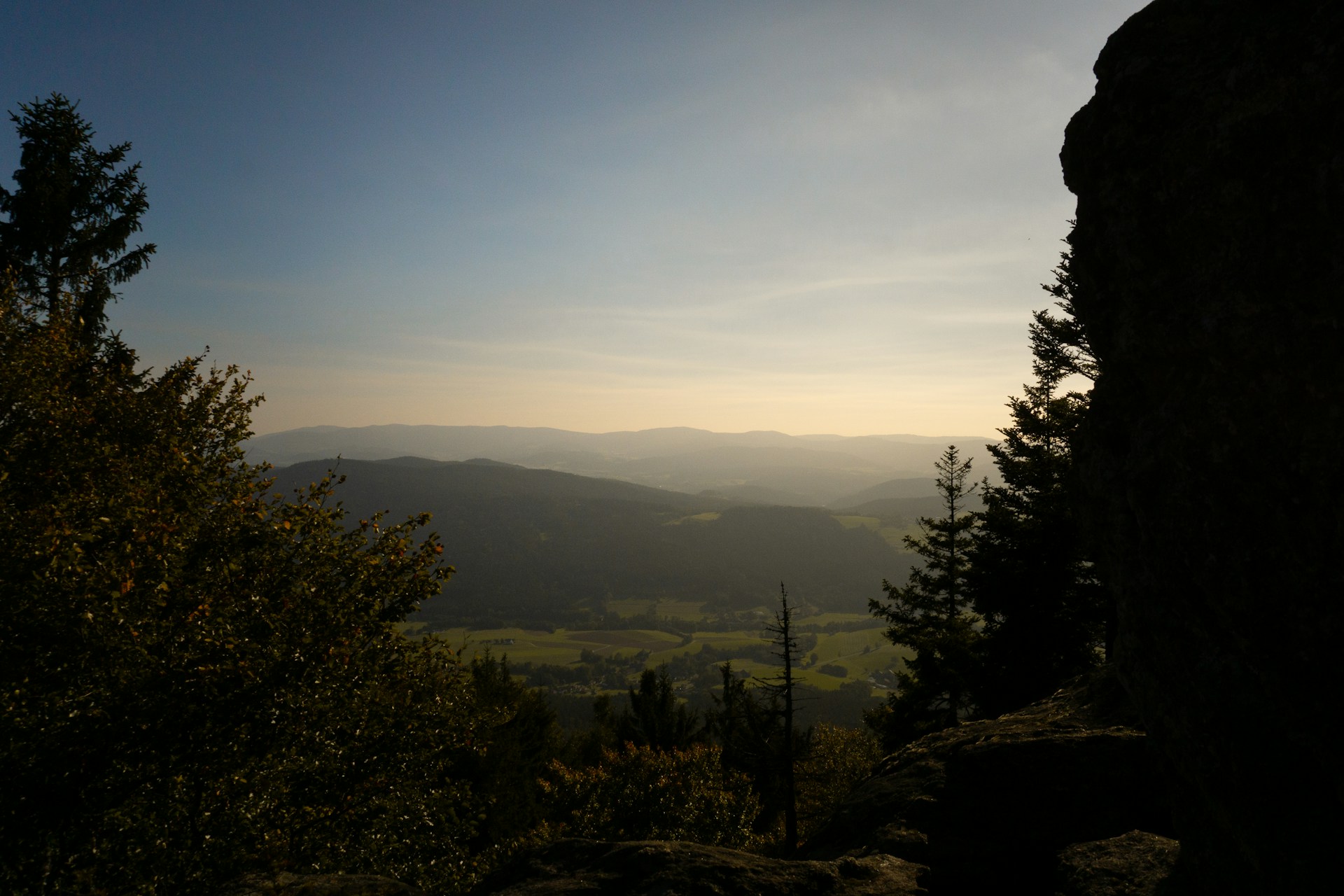 gray computer monitor