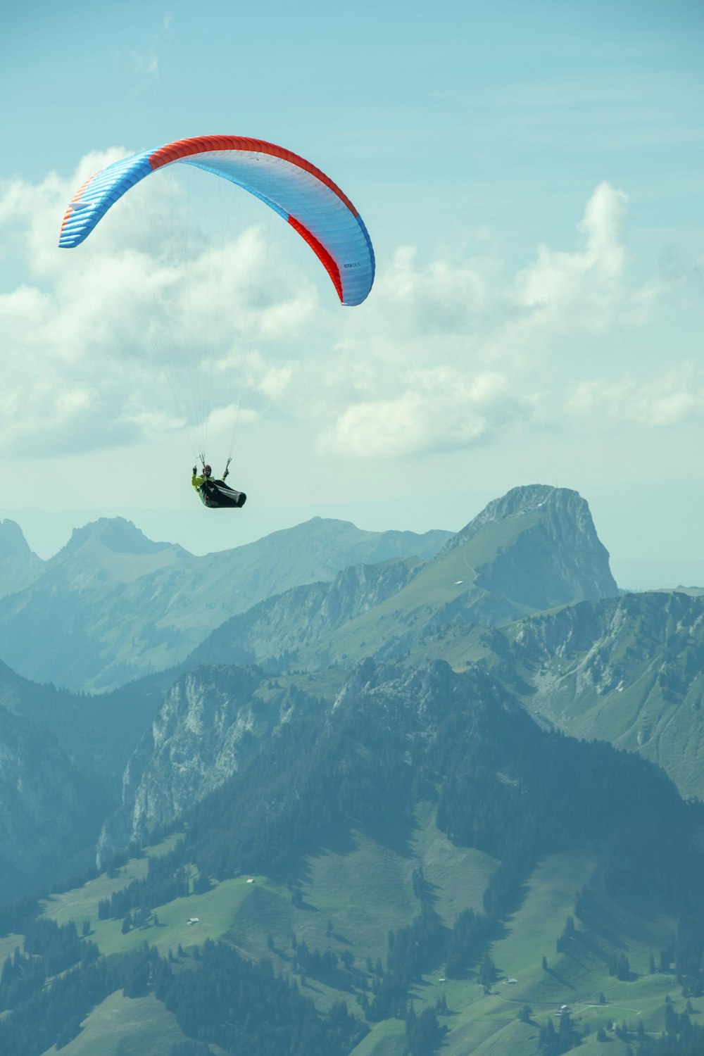 ein Gleitschirm in der Luft über einem Gebirge