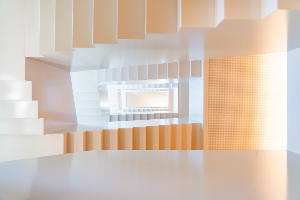 une photo abstraite d’un escalier dans un bâtiment