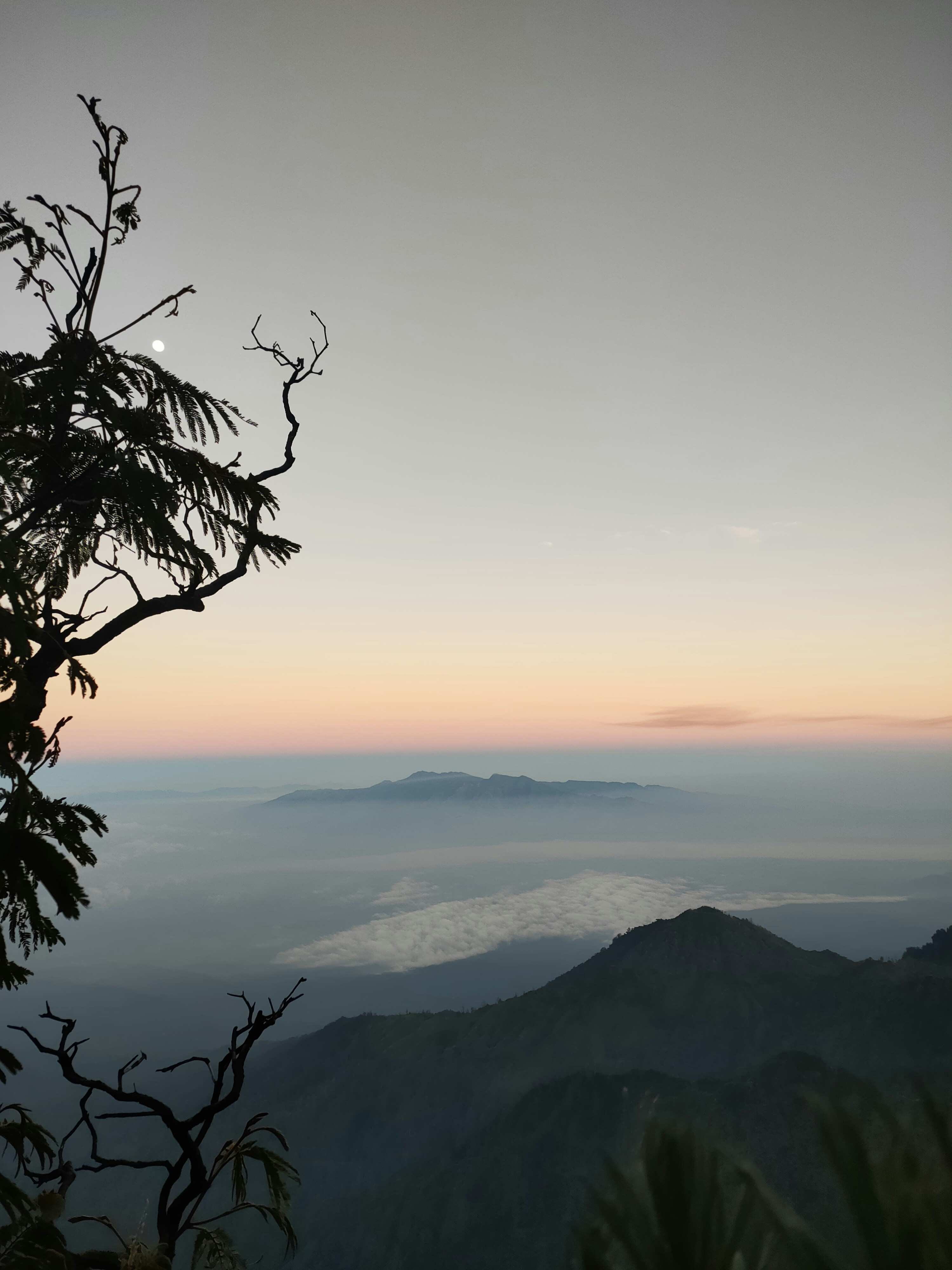 uma vista das montanhas e nuvens do topo de uma colina