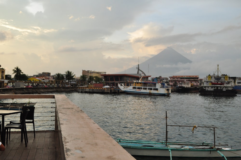 um par de barcos que estão sentados na água