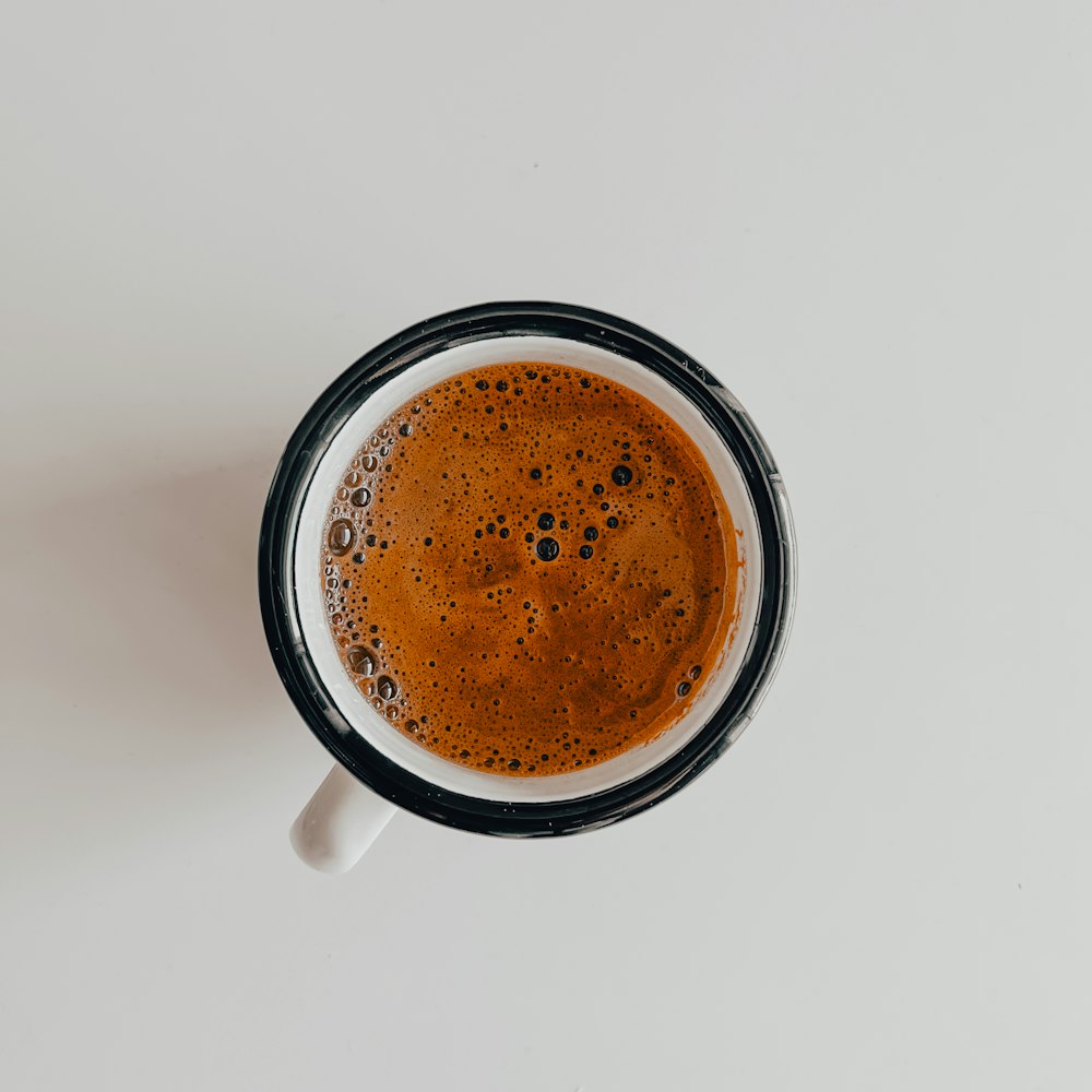 une tasse de café sur une table blanche