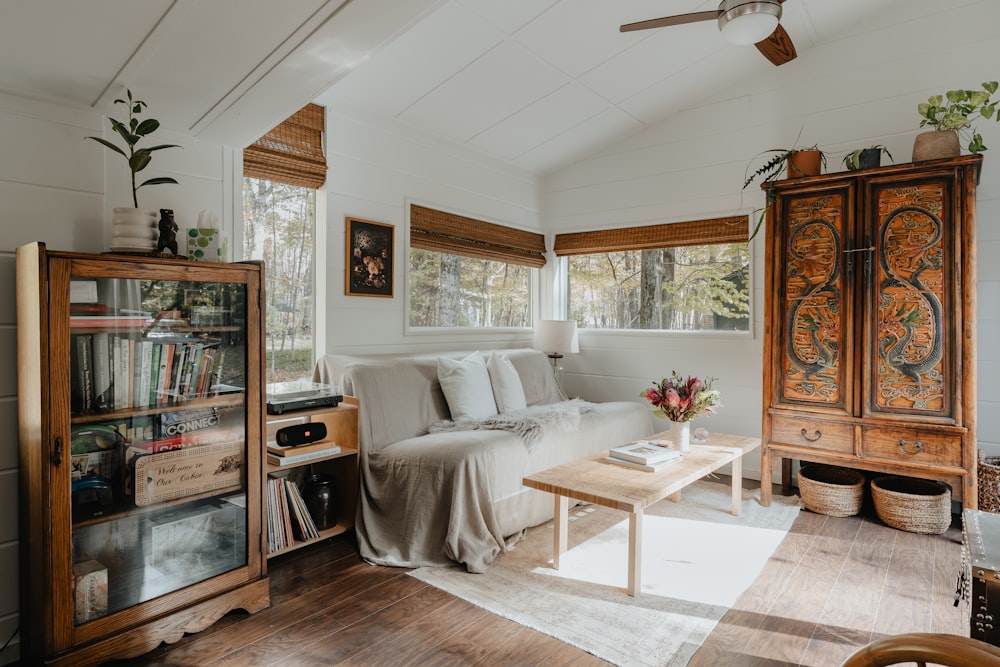 Una sala de estar llena de muebles y muchas ventanas