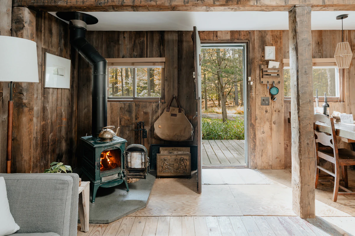 Poêle à bois dans un intérieur chaleureux