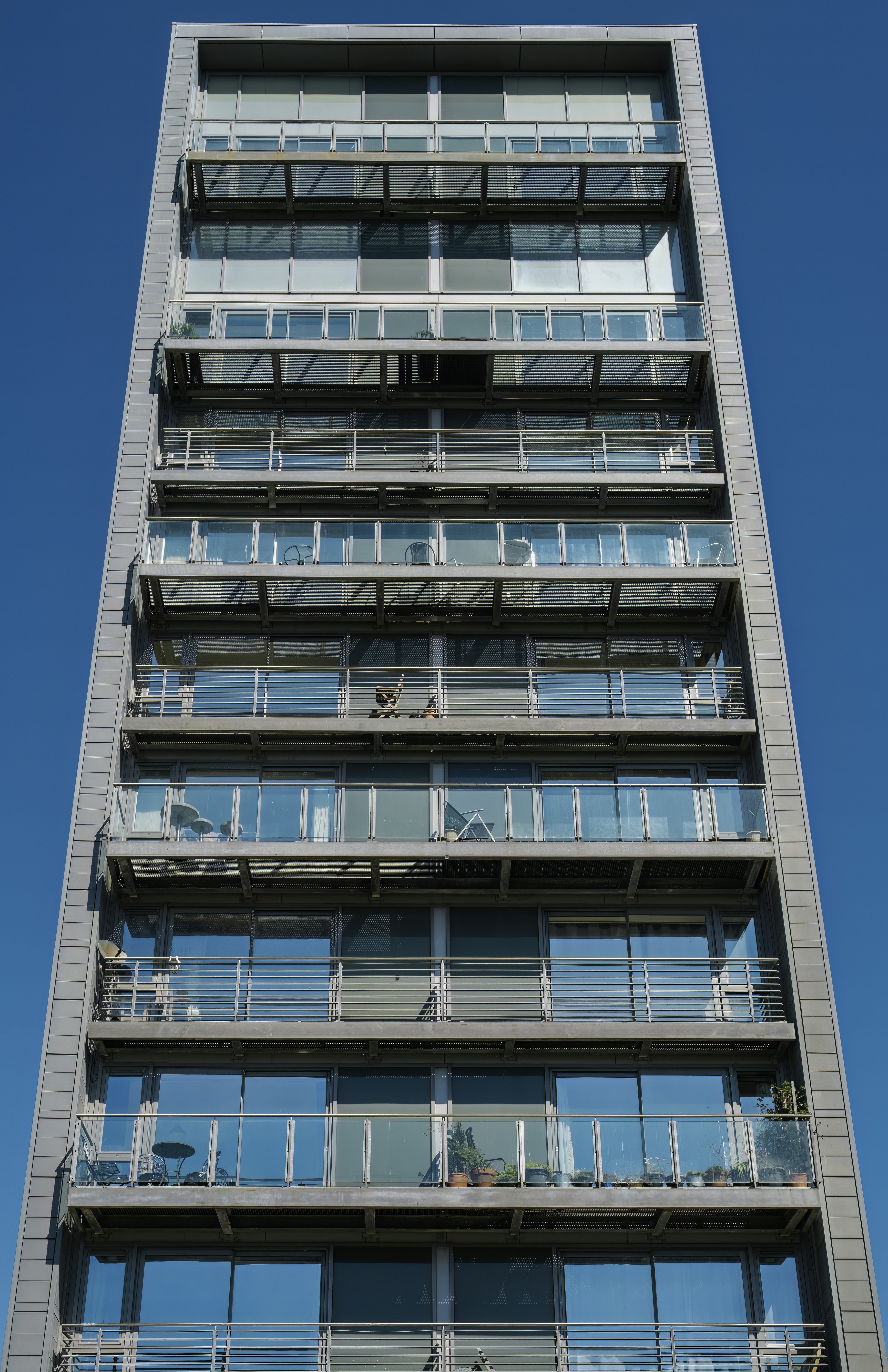 A very tall building with lots of windows photo – Free Architecture ...