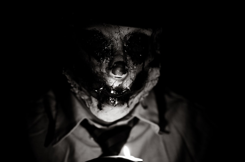 um homem usando uma máscara assustadora e uma gravata