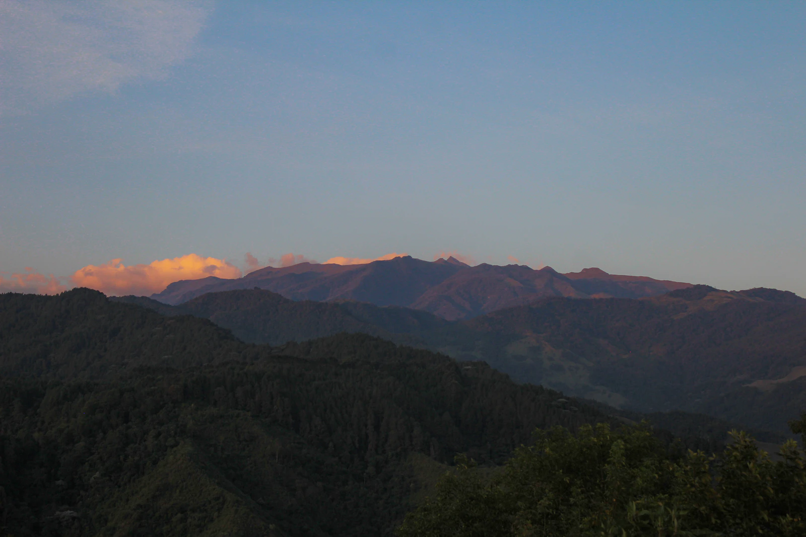 Montañas de la cordillera al atardecer vistas desde Salento, Quindío, Eje Cafetero, Colombia