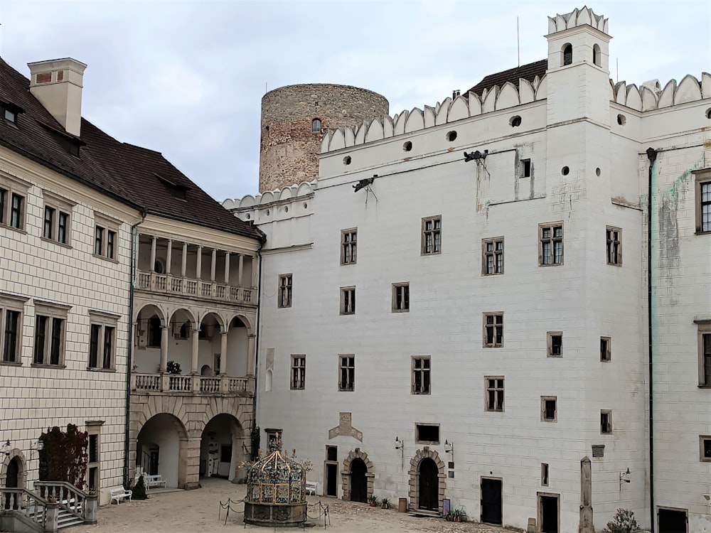 Un grande edificio bianco con una torre dell'orologio