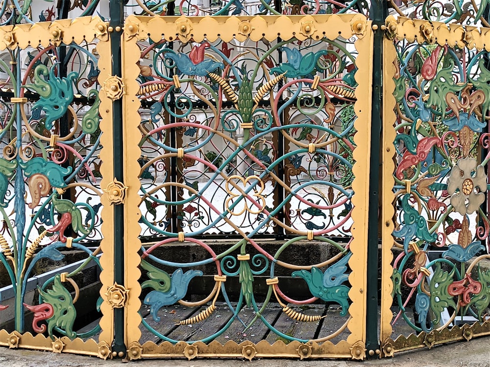 um close up de um portão de ferro decorativo