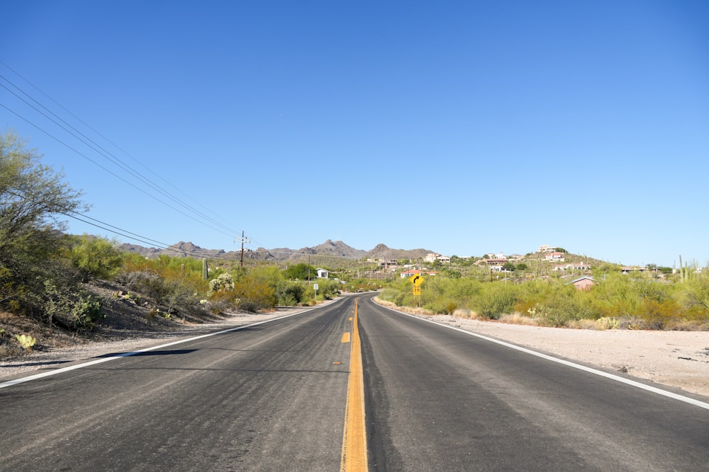Eine leere Straße mitten in der Wüste