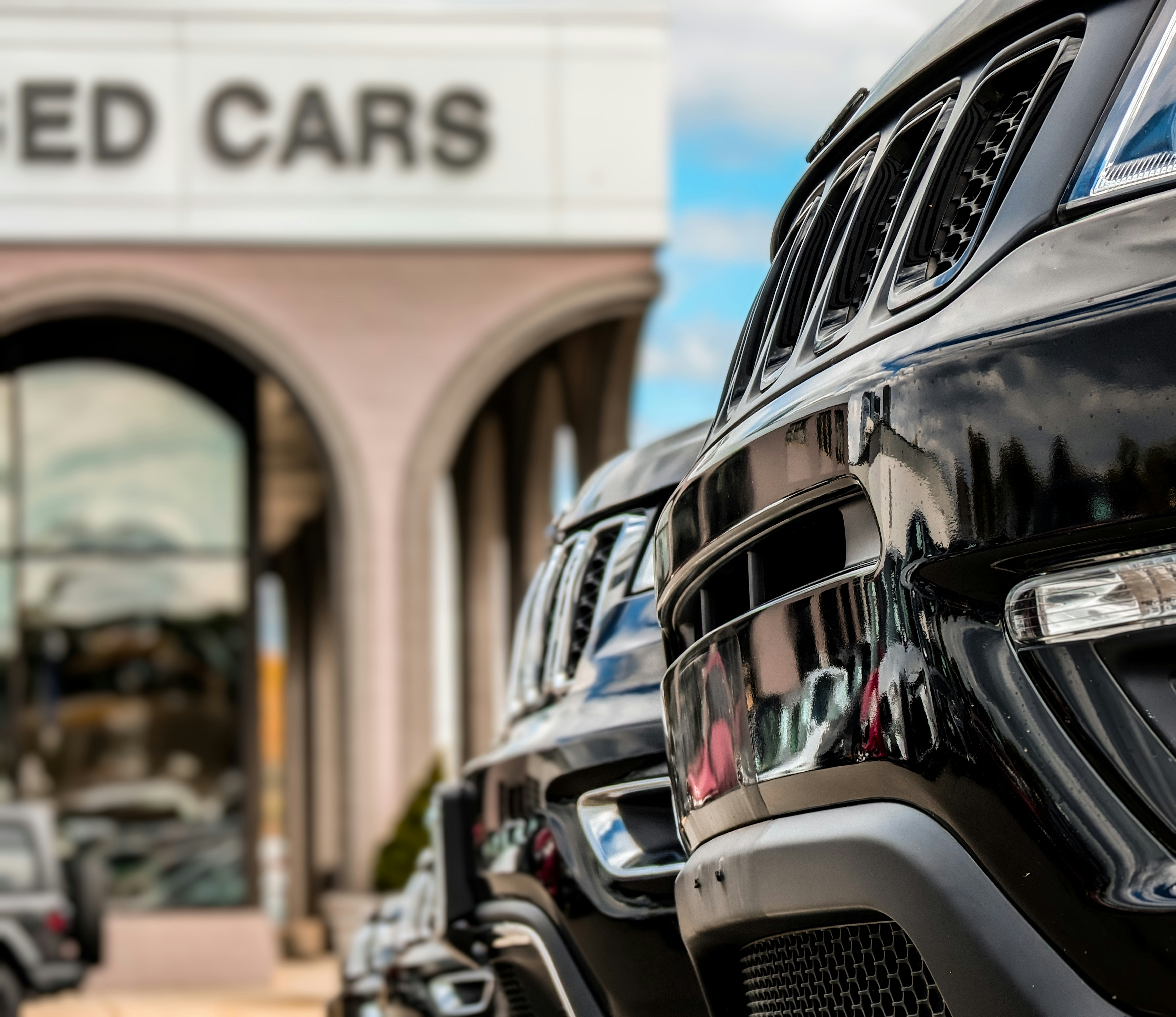 7 Best Ways to Build a Positive Relationship with a Car Salesperson for an Enjoyable Dealership Experience io