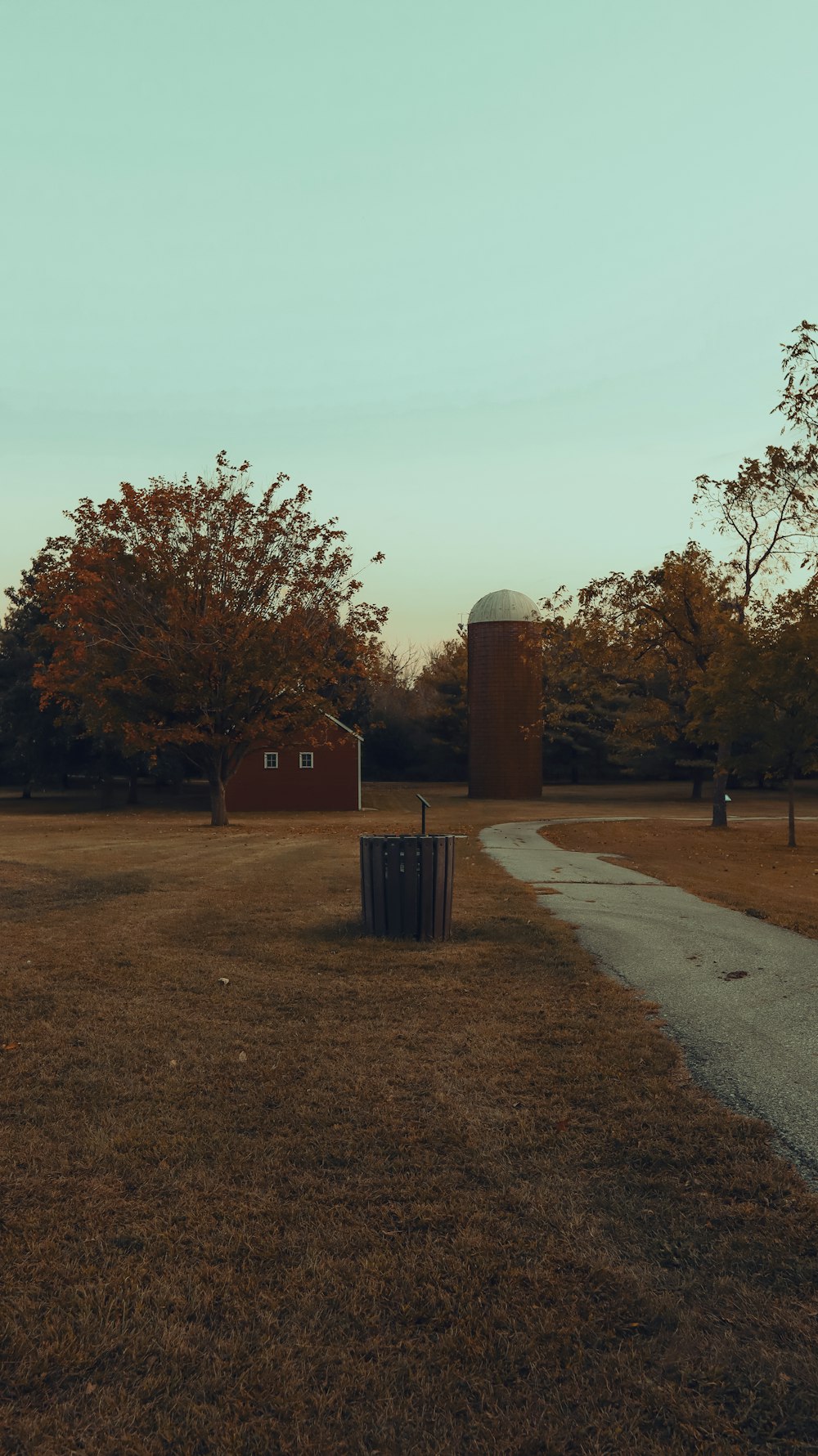 um campo vazio com um silo à distância