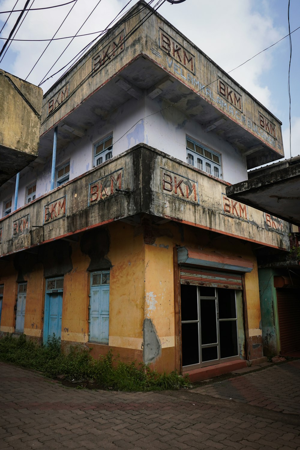 an old run down building with graffiti on it