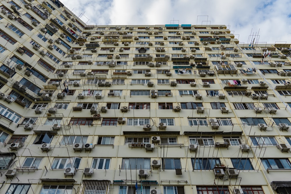 Un edificio alto con molte finestre e condizionatori d'aria